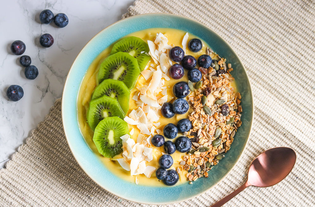 TROPICAL BREAKFAST SMOOTHIE BOWL