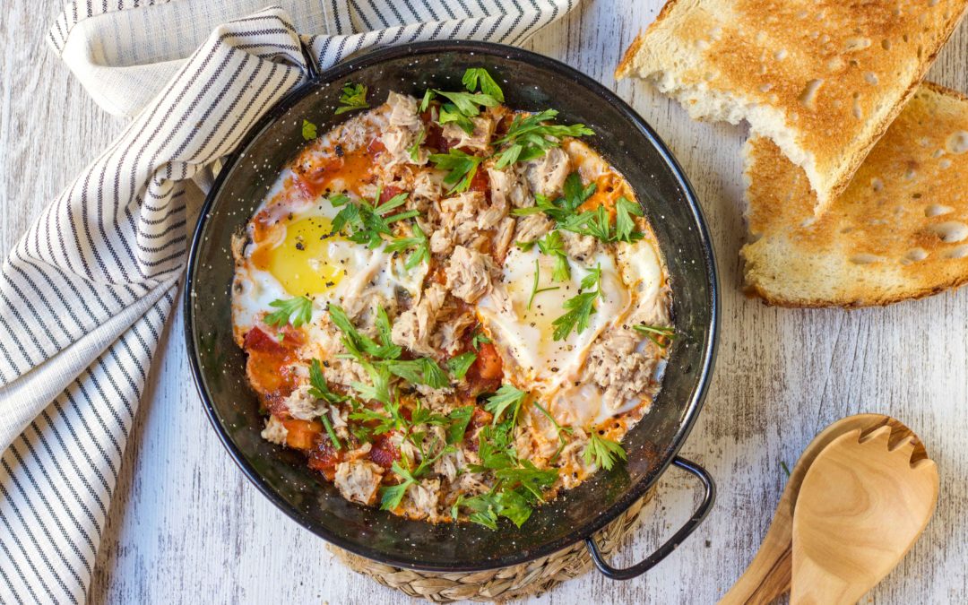 EGGS FRIED ON TOMATOES WITH TUNA